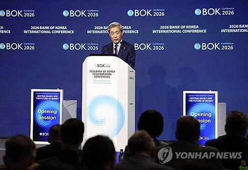 'BOK 국제 콘퍼런스' 개회사하는 신현송 총재(서울=연합뉴스) 이재희 기자 = 신현송 한국은행 총재가 1일 서울 중구 한국은행 별관에서 열린 '2026 BOK 국제 콘퍼런스'에서 개회사를 하고 있다. 2026.6.1 scape@yna.co.kr