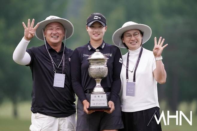 김민솔이 한국여자오픈 우승 후 부모님과 기념 촬영을 하고 있다.
