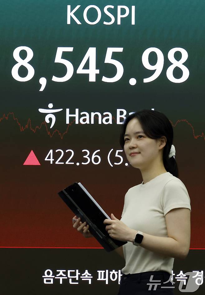 미국과 이란의 중동 전쟁 종전 양해각서(MOU) 합의 소식이 전해진 15일 서울시 중구 하나은행 딜링룸 전광판에 코스피 등 종가가 표시되고 있다. 2026.6.15 ⓒ 뉴스1 박정호 기자