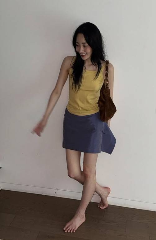 Actress Kim Min-ha recently showcased a slimmer figure after losing 9kg in preparation for her next project. She revealed her slender physique by posting a photo on her social media wearing a yellow sleeveless top and a miniskirt.It is reported that this weight loss is for her role in the Netflix original film *Shake the Sun*. Kim Min-ha is undergoing a thorough preparation process to play a terminally ill character battling a disease in the film.Previously, Kim Min-ha garnered worldwide attention for her outstanding acting skills in the Apple TV+ series *Pachinko*, where she played the role of young Sunja.
