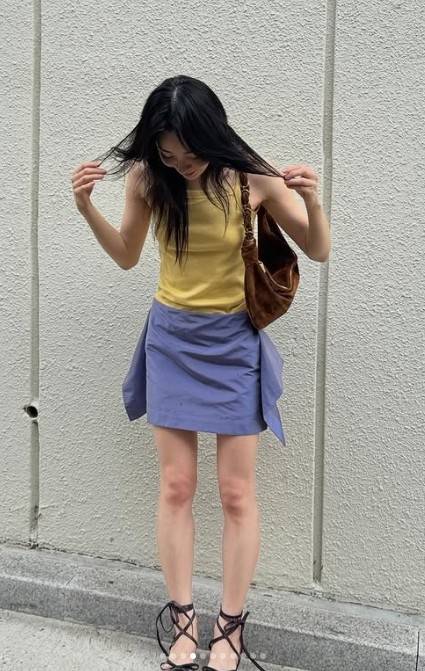 Actress Kim Min-ha recently showcased a slimmer figure after losing 9kg in preparation for her next project. She revealed her slender physique by posting a photo on her social media wearing a yellow sleeveless top and a miniskirt.It is reported that this weight loss is for her role in the Netflix original film *Shake the Sun*. Kim Min-ha is undergoing a thorough preparation process to play a terminally ill character battling a disease in the film.Previously, Kim Min-ha garnered worldwide attention for her outstanding acting skills in the Apple TV+ series *Pachinko*, where she played the role of young Sunja.
