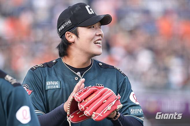 롯데 이민석이 6일 부산 사직구장에서 열린 2026 KBO리그 정규시즌 한화전에서 이닝을 마친 후 웃으며 박수를 치고 있다. 사진 | 롯데 자이언츠