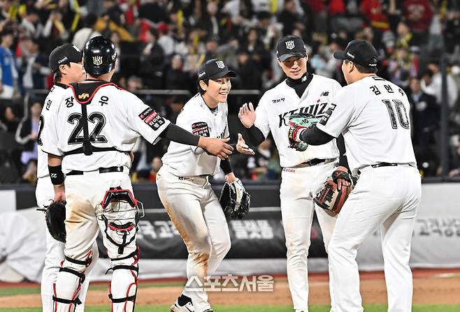 KT 선수들이 23일 수원 KT위즈파크에서 열린 2026 KBO리그 KIA와 경기에서 승리한 뒤 하이파이브를 나누고 있다. 수원 | 박진업 기자 upandup@sportsseoul.com