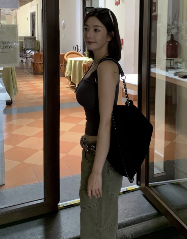Singer Kwon Eun-bi has garnered attention by sharing glimpses of her relaxed daily life in Mexico, where she visited to cheer on the 2026 CONCACAF World Cup. Kwon Eun-bi communicated with fans by posting photos taken on location in Mexico via her social media.In the released photos, Kwon Eun-bi showcased a trendy style by pairing a gray sleeveless T-shirt with khaki wide-leg pants. After finishing her rest in Mexico, Kwon Eun-bi is scheduled to appear at the 35th Seoul Music Awards, which will be held at the Incheon Inspire Arena on the 20th.