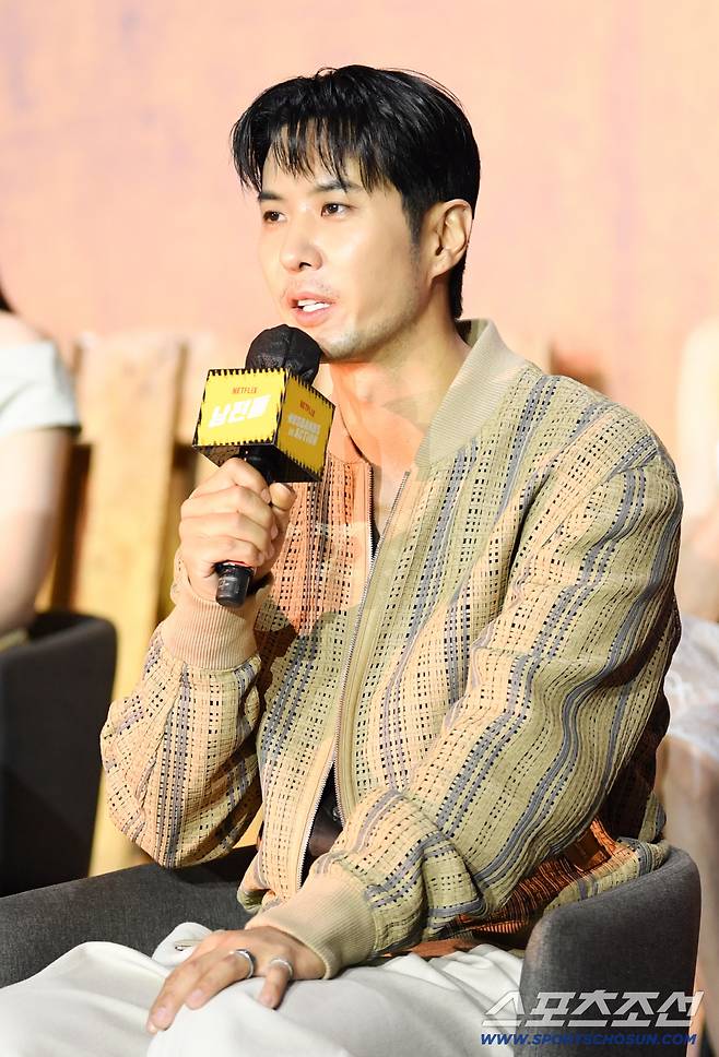 넷플릭스 영화 '남편들' 제작발표회가 15일 서울 중구 앰배서더 서울 풀만 호텔에서 열렸다. 배우 김지석이 인터뷰를 하고 있다. 장충동=박재만 기자 pjm@sportschosun.com/2026.06.15/