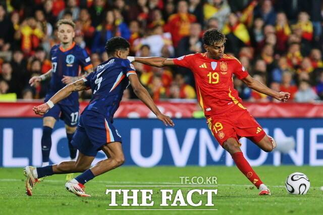 스페인 라민 야말(오른쪽)이 지난해 3월 열린 UEFA 네이션스리그 준준결승 네덜란드와의 2차전 홈경기에서 팀의 세번째 골을 터뜨리고 있다. /발렌시아(스페인)= AP 뉴시스