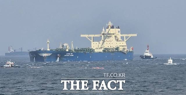 미국과 이란이 종전 협상에 합의했으나 호르무즈 해협 정상화에는 시간이 걸릴 것이란 분석이 나온다. 사진은 지난달 호르무즈 해협을 통과한 유니버설 위너호 모습. /뉴시스
