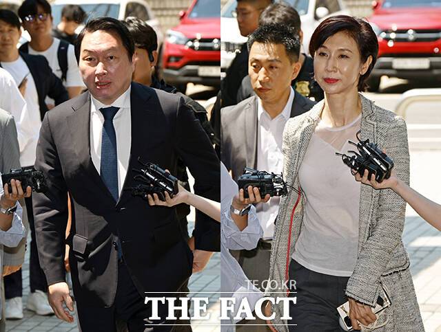 최태원 SK그룹 회장(왼쪽)과 노소영 아트센터 나비 관장이 15일 오후 서울 서초구 서울고등법원에서 열린 재산분할 파기환송심 2차 조정 기일에 출석하며 기자들의 질문을 받고 있다. /임영무 기자