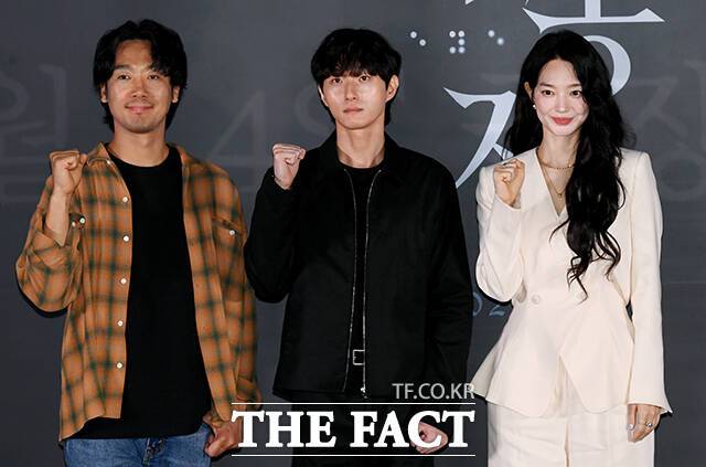 1인 2역에 도전한 신민아(오른쪽)는 "두 인물이 얼굴은 비슷하지만 성격과 추구하는 바가 다른 만큼 각기 다른 작품 속 캐릭터라고 생각하면서 연기했다"고 중점을 둔 부분을 설명했다. /박상민 기자