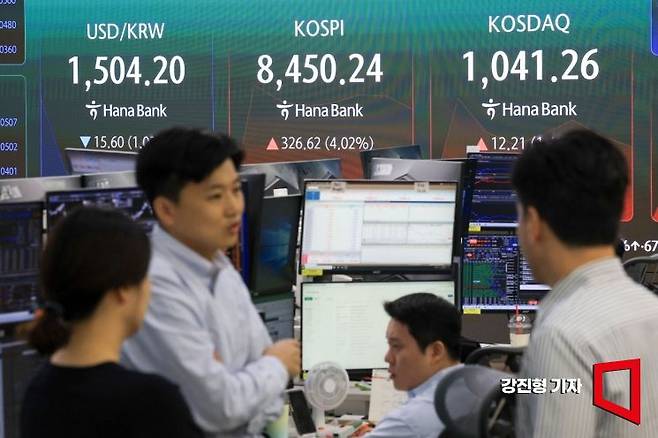 코스피 지수가 장 초반 5% 넘게 급등하며 매수 사이드카가 발동한 15일 서울 중구 하나은행 본점 딜링룸 전광판에 국내증시 지수가 표시돼 있다. 2026.6.15 강진형 기자