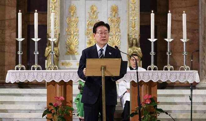 이재명 대통령이 14일(현지시간) 이탈리아 로마 성 바오로 대성전에서 열린 '평화와 연대를 위한 특별 미사'에서 기념연설을 하고 있다. 2026.6.14 연합뉴스
