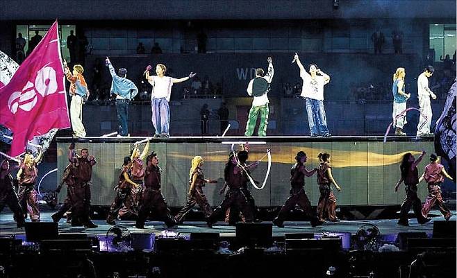 BTS가 민요 아리랑이 삽입된 ‘바디 투 바디’를 부를 때 강강술래처럼 댄서들이 원통 무대 주위를 빙빙 돌고 있다. /빅히트뮤직