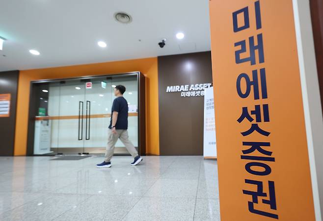 일론 머스크의 항공우주 기업 스페이스X의 기업공개(IPO)가 이뤄진 가운데 인수단으로 참여한 미래에셋증권에 배정될 예정이었던 공모주 물량이 전량 삭감됐다. 대표주관사인 골드만삭스는 최종 배정 과정에서 인수단으로 참여한 미래에셋증권 등에 판매 가능한 물량을 배정하지 않은 것으로 전해졌다. /연합뉴스