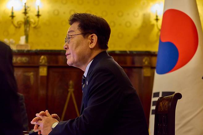 유럽 순방 중인 이재명 대통령이 14일(현지 시간) 이탈리아 로마에서 화상 수석·보좌관회의를 주재하고 있다./뉴스1