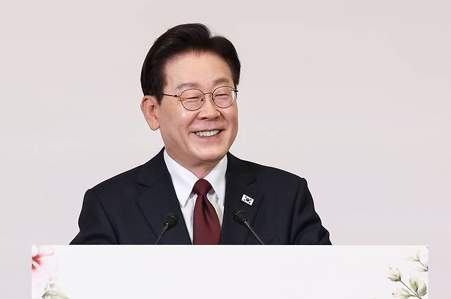 이재명 대통령이 15일(현지시간) 이탈리아 로마 한 호텔에서 열린 동포 오찬간담회에서 발언을 하고 있다./뉴스1