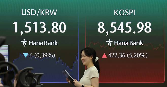 코스피가 미국과 이란 간 종전 합의에 상승 마감한 15일 서울 중구 하나은행 딜링룸 현황판에 코스피와 원/달러 환율이 표시되고 있다. 연합뉴스