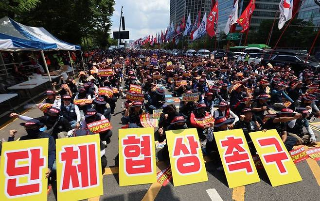 지난 8일 전국레미콘운송노동조합 조합원들이 서울 여의대로 인근에서 단체협상 촉구 및 임단협 쟁취 결의대회에 참여한 모습.ⓒ뉴시스