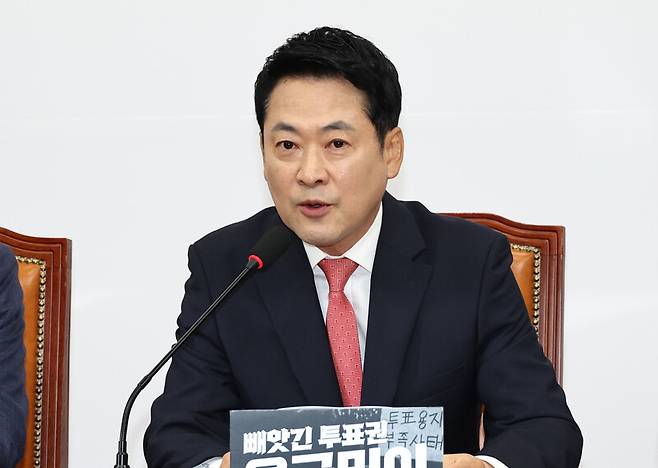 장동혁 국민의힘 대표가 15일 국회에서 열린 최고위원회의에서 발언하고 있다. 윤운식 선임기자 yws@hani.co.kr