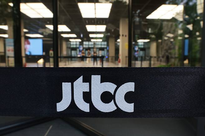 중앙홀딩스가 15일 JTBC, 콘텐트리중앙, 메가박스중앙, 중앙피앤아이등 중앙그룹 계열사 5곳의 기업회생절차 개시 신청을 발표했다. 이는 제이티비시(JTBC)가 206억원 규모의 유동화 차입금을 만기내 상환하지 못해 채무불이행이 발생하며 이뤄진 것으로 읽힌다. 사진은 이날 서울 마포구 제이티비시 건물. 백소아 기자 thanks@hani.co.kr