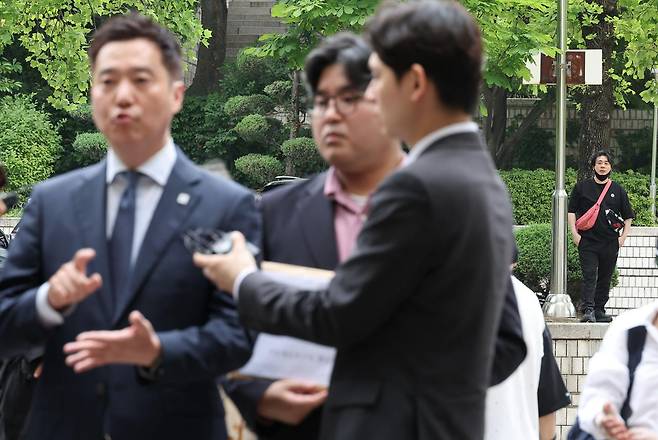 배우 김수현씨의 명예를 훼손한 혐의를 받는 김세의 가로세로연구소 대표가 지난달 26일 서울 서초구 서울중앙지법에서 열린 구속 전 피의자 심문에 출석하며 취재진 질문에 답하고 있다. 유튜브 채널 '장사의 신' 운영자 은현장씨가 취재진 질문에 답하는 김 대표를 바라보고 있다. 사진공동취재단