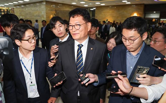 송영길 더불어민주당 의원이 11일 서울 여의도 국회에서 의원총회를 마친 뒤 취재진 질문에 답하고 있다. 뉴스1