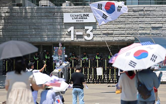 6·3 지방선거 투표용지 부족 사태를 규탄하는 시위가 11일째 이어진 15일 서울 송파구 올림픽공원 핸드볼경기장 앞에서 시위 참가자들이 태극기를 흔들고 있다. 뉴스1