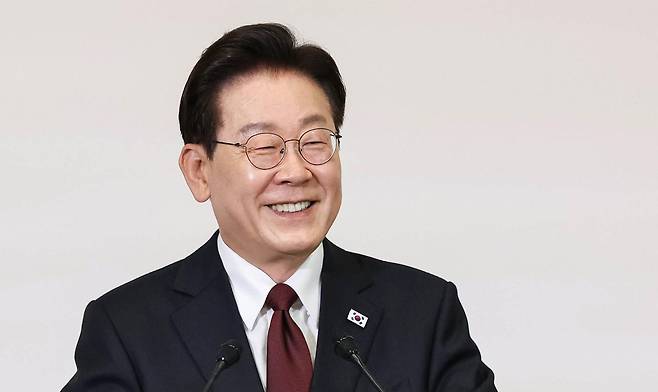 이재명 대통령이 15일 이탈리아 로마 한 호텔에서 열린 동포 오찬 간담회에서 인사말을 하고 있다. 로마=뉴시스