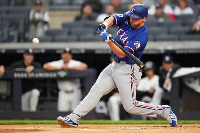 <yonhap photo-2736=""> Texas Rangers' Corey Seager hits a home run during the first inning of a baseball game against the New York Yankees, Wednesday, May 6, 2026, in New York. (AP Photo/Frank Franklin II)/2026-05-07 09:27:57/ <저작권자 ⓒ 1980~2026 ㈜연합뉴스. 무단 전재 재배포 금지, AI 학습 및 활용 금지></yonhap>