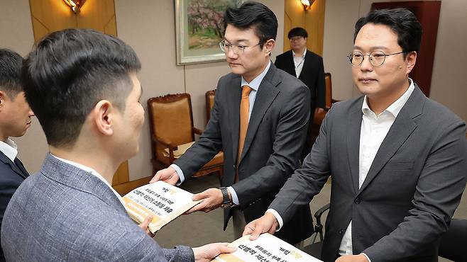 '투표용지 부족 사태에 따른 선별적 재선거 소청장' 제출하는 개혁신당 천하람 원내대표, 김정철 최고위원