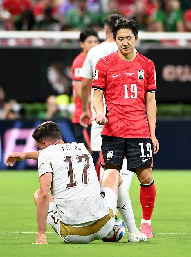 축구대표팀 이강인이 넘어진 프로보드에게 일어나라며 손짓하고 있다. 강정현 기자
