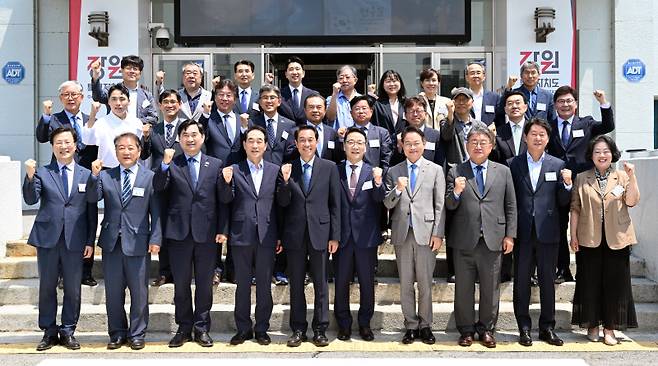 ▲ 민선 9기 강원도지사직 인수위원회가 12일 강원도청 신관에서 우상호 도지사 당선인, 김헌영 인수위원장과 위원들이 참석한 가운데 출범식을 갖고 첫 업무를 시작했다.  서영 기자