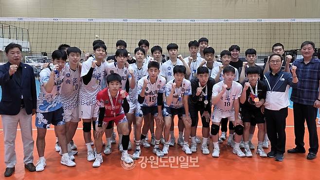 ▲ 양희구 강원도체육회장과 이용희 강원도배구협회장, 장승복 속초고 교장이 15일 동해 북평고 체육관에서 열린 제61회 강원도민체육대회 배구 남자고등부 1부 결승을 마친 속초고와 동해광희고 선수단을 격려하고 있다. 한규빈 기자