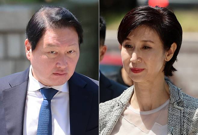 최태원 SK그룹 회장(왼쪽)과 노소영 아트센터 나비 관장이 15일 서울 서초동 서울고법에서 열린 재산 분할 파기환송심 2차 조정 기일에 출석하고 있다. /사진=연합뉴스