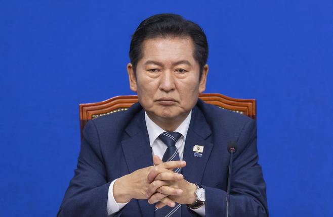 정청래 더불어민주당 대표가 15일 국회에서 열린 최고위원회의에서 강득구 최고위원의 발언을 듣고 있다. 연합뉴스