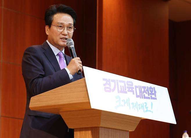 안민석 경기도교육감 당선인이 15일 경기도 수원시 팔달구 경기아트센터에서 열린 인수위원회 출범식에서 인사말을 하고 있다. 연합뉴스