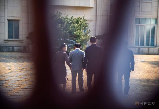 이만희(왼쪽 두 번째) 총회장이 2020년 3월 경기도 가평의 신천지 연수원 평화의궁전에서 열린 코로나19 사태 관련 기자회견을 마치고 관계자들과 함께 연수원으로 들어가고 있다. 국민일보DB