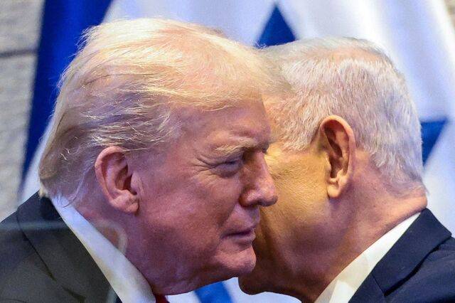 베냐민 네타냐후(오른쪽) 이스라엘 총리가 팔레스타인 무장정파 하마스와 휴전 및 인질·포로 교환에 합의한 지난해 10월 13일(현지시간) 예루살렘 크네세트(의회)를 찾은 도널드 트럼프 미국 대통령에게 귓속말을 하고 있다. 로이터연합뉴스