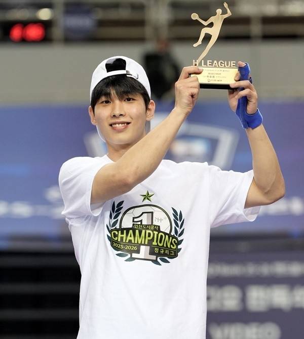 사진 신한 SOL Bank 25-26 핸드볼 H리그 남자부 정규리그 MVP 이요셉