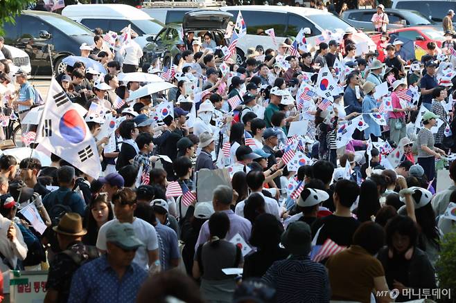 6·3 지방선거 투표용지 부족 사태로 촉발한 시위가 장기화한 가운데, 시위 현장에서는 20·30대 참가자들을 중심으로 '헌팅', '번따'(번호 따기)가 이뤄지고 있다. 정치 성향이 비슷한 사람을 만날 기회라는 시각이 있는 반면, 집회 취지를 흐릴 수 있다는 우려도 나온다./사진=뉴시스