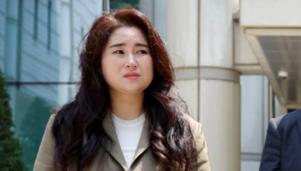 윤석열 전 대통령 변호인단 소속 김계리 변호사가 평양 무인기 투입 의혹 사건 1심 선고 직후 눈물을 보인 이유에 대해 밝혔다. 사진은 윤석열 전 대통령 변호인단 김계리 변호사 모습. /사진=뉴시스