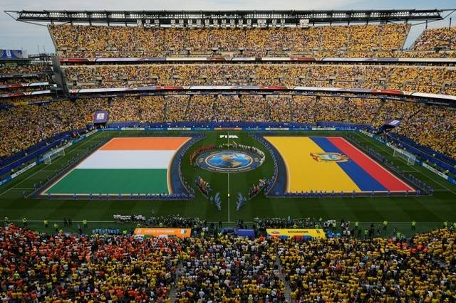 2026 북중미월드컵은 기존 대회와 달리 경기 시작 전 축구장의 대부분을 덮은 대형 국기와 선수들이 도열해 두 나라의 국가를 부르는 등의 행사를 진행한다. 사진은 15일 오전(한국시간) 미국 펜실베이니아주 필라델피아에서 열린 코트디부아르와 에콰도르의 경기 전 경기장 모습. AP뉴시스