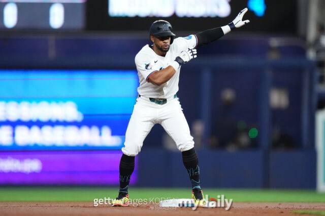 MLB 전체 타율 1위를 달리고 있는 마이애미 말린스 소속 오토 로페즈가 안타 출루 후 세리머니를 하고 있다./게티이미지코리아