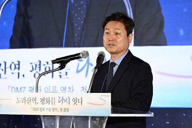 김영배 더불어민주당 의원이 지난 4월 10일 경기도 파주시 도라산역에서 열린 DMZ 평화 이음 열차 첫 출발 기념 ‘도라산역, 평화를 다시 잇다’ 행사에서 축사하고 있다. [연합]