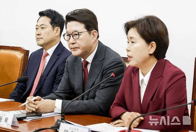 [서울=뉴시스] 정병혁 기자 = 장동혁 국민의힘 대표가 15일 오전 서울 여의도 국회에서 열린 최고위원회의에서 양향자 최고위원의 발언을 듣고 있다.  2026.06.15. jhope@newsis.com