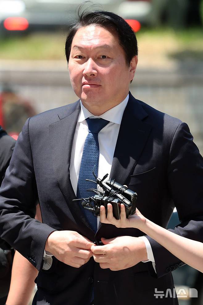 [서울=뉴시스] 조성우 기자 = 최태원 SK그룹 회장이 15일 서울 서초구 서울고등법원에서 열린 노소영 아트센터 나비 관장과의 재산 분할 파기환송심 2차 조정 기일에 출석하고 있다. 2026.06.15. xconfind@newsis.com