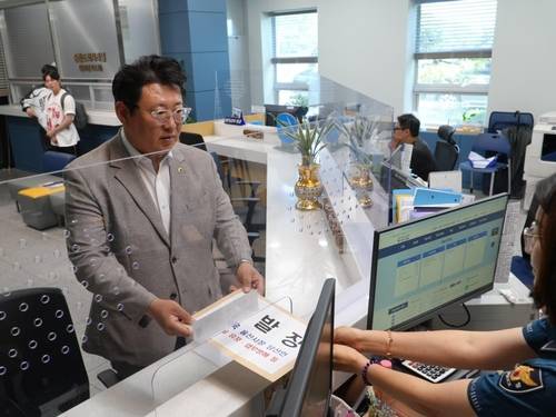 고발장 제출하는 국민의힘 울산시당