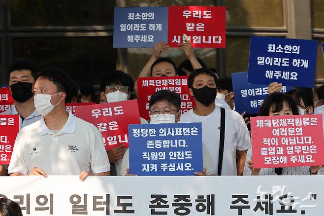 6·3 지방선거 투표용지 부족 사태로 빚어진 '잠실 개표소 봉쇄 시위'가 이어지고 있는 11일 서울 송파구 올림픽공원 핸드볼경기장 앞에서 체육단체 직원들이 업무 정상화 호소문 발표 기자회견을 하고 있다. 박종민 기자