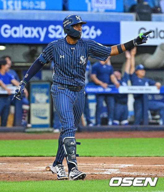 [OSEN=대구, 이석우 기자] 14일 대구삼성라이온즈파크에서 2026 신한 SOL KBO 리그 삼성 라이온즈와 SSG 랜더스의 경기가 열렸다. 홈팀 삼성은 양창섭이, 방문팀 SSG는 해치가 선발 출전했다. 삼성 라이온즈 디아즈가 6회말 1사 만루 우월 만루 홈런을 치고 세리머니를 하고 있다. 2026.06.14 / foto0307@osen.co.kr