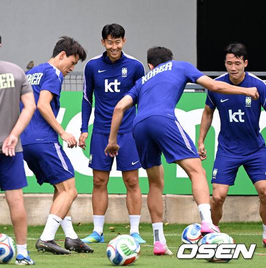 즐겁게 론도 훈련 시작하는 손흥민