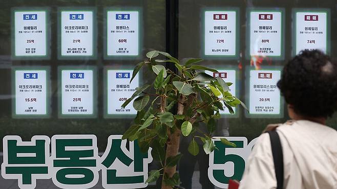 서울의 한 부동산중개업소 앞에 붙은 매물 안내문